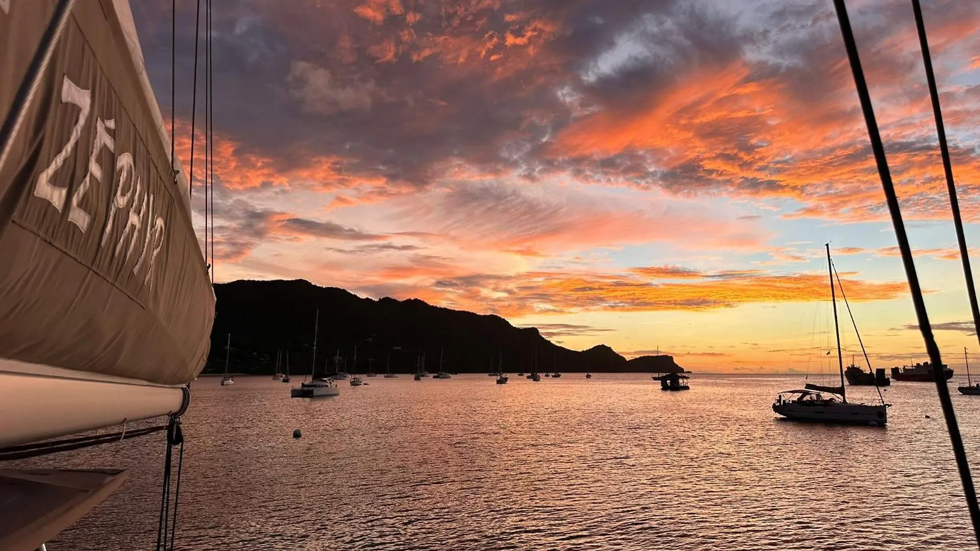 Catamaran Zephyr Nuit Au Mouillage Diner, Nuit Et Petit-Dejeuner Inclus Grand Case